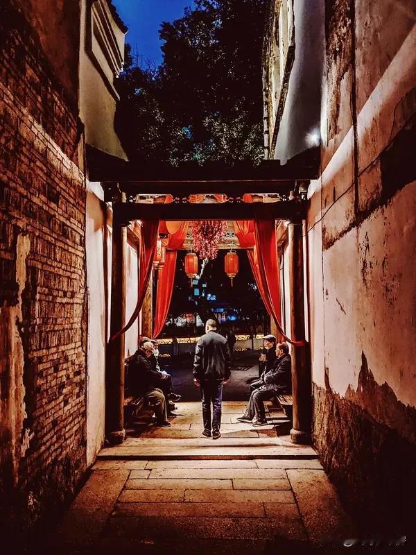 哎呀，这同事也太不地道了，背后说人闲话多招人烦呐！你先别着急上火哈。咱可以先观察