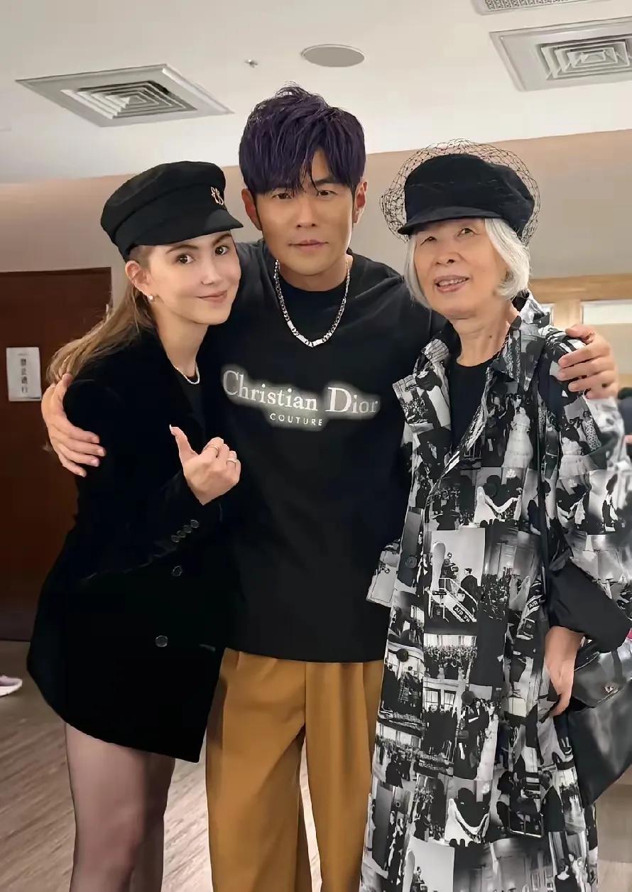 给昆凌培养了一个天王巨星当老公，她要万分感激的婆婆原来就长这样啊？周杰伦果然是遗