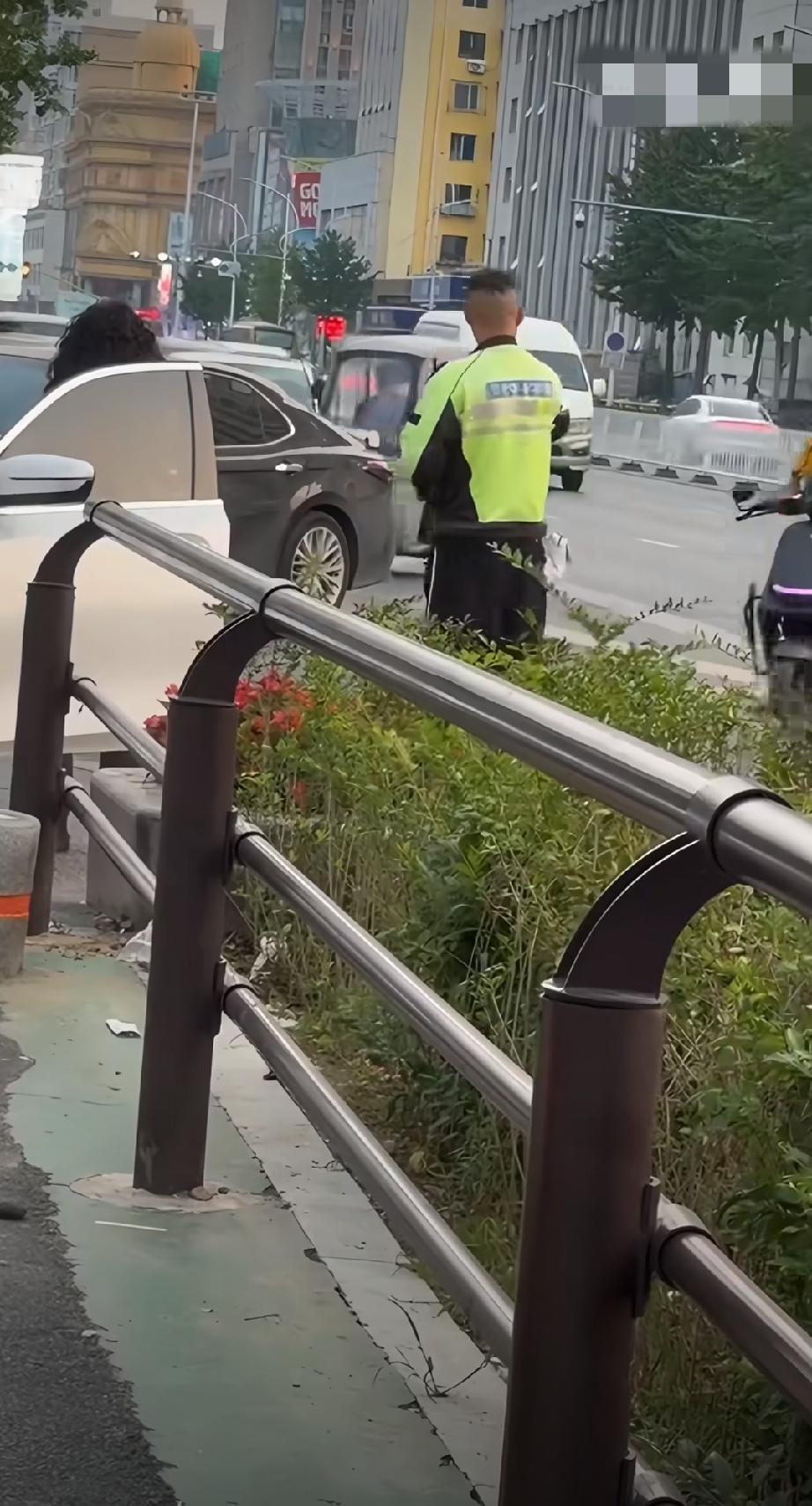 大妈违停堵路，众多外卖小哥焦急等待！交警来了还磨磨唧唧不挪车，然后有骑手的车子失