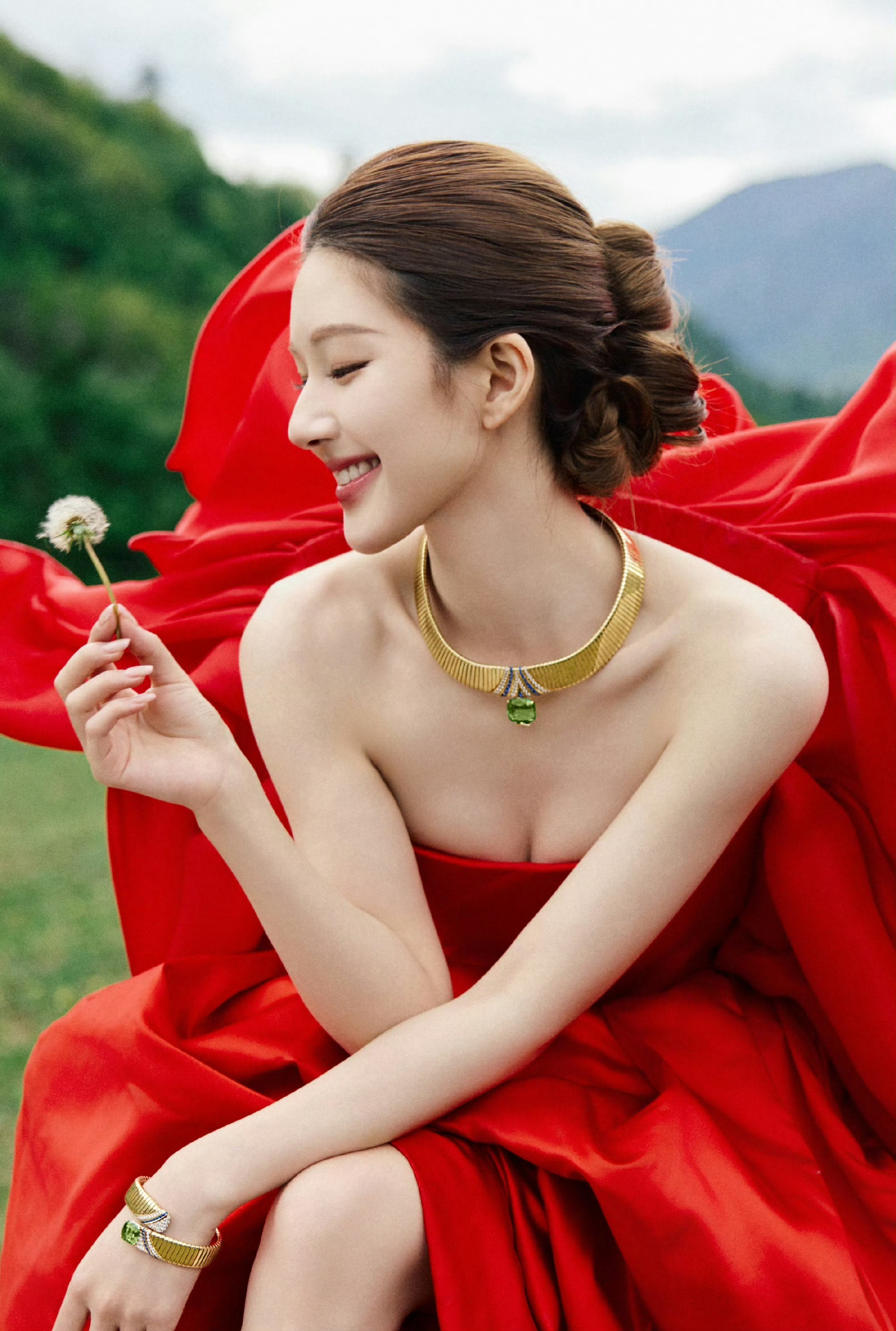 宝格丽小公主缺席晚宴 赵露思的宝格丽掉了吗？前段时间代言周大福的时候，粉丝说是双