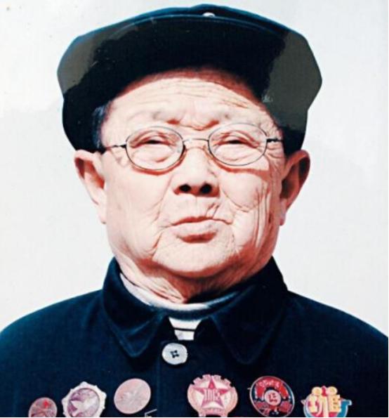 1939年，一个“小男孩”在街上碰见日军军官茨谷五雄，随后礼貌地鞠躬。然而，茨谷