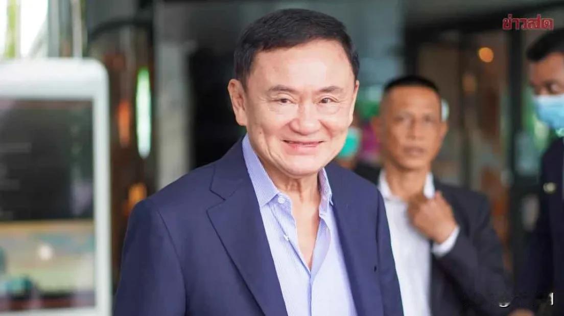 泰国刚传来两个重要消息，一个是法院明日上午十点宣判他信案，另一个是佩通坦今天出庭