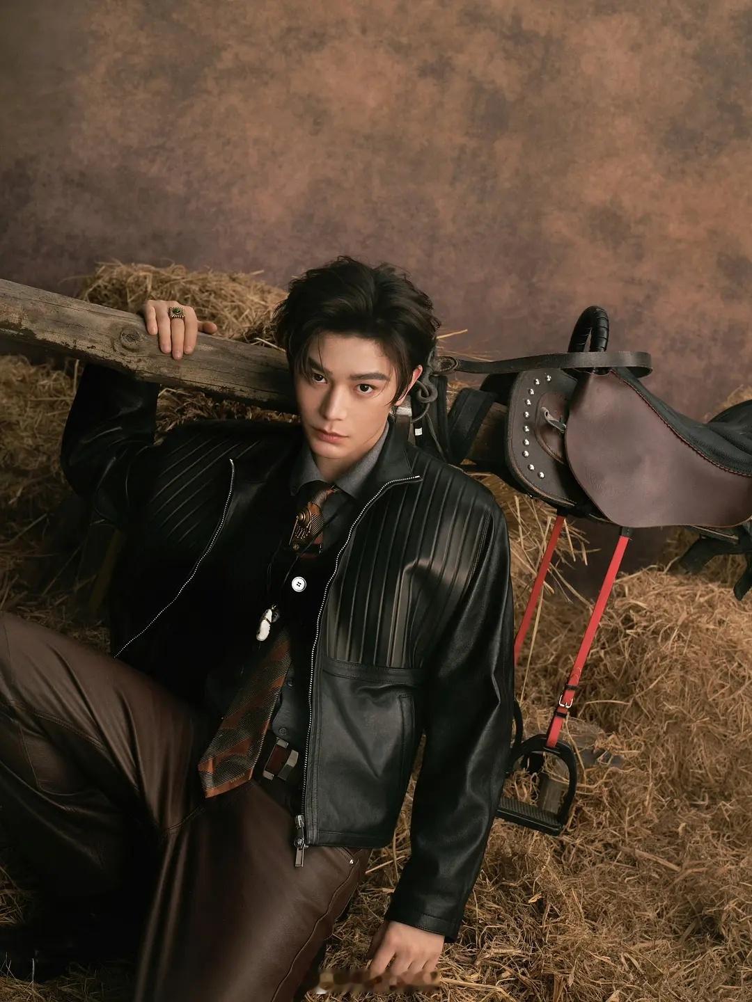 丁禹兮微博之夜出图，就知道他不会无聊 契合马年马厩+马鞭+马鞍+晒伤妆微博之夜