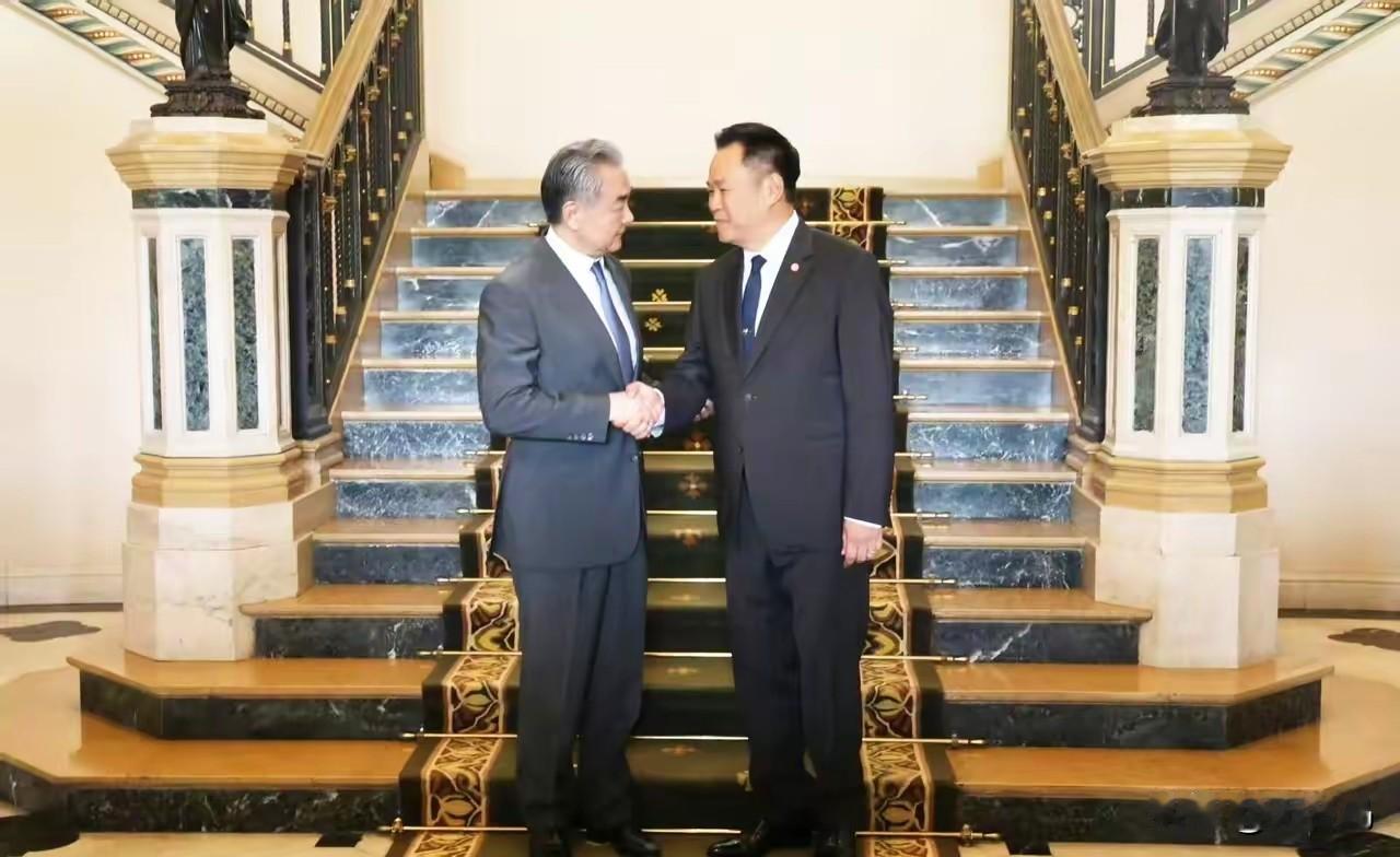 泰国新消息
当地时间4月24日，泰国总理阿努廷在曼谷会见了中国外交部长王毅，双方