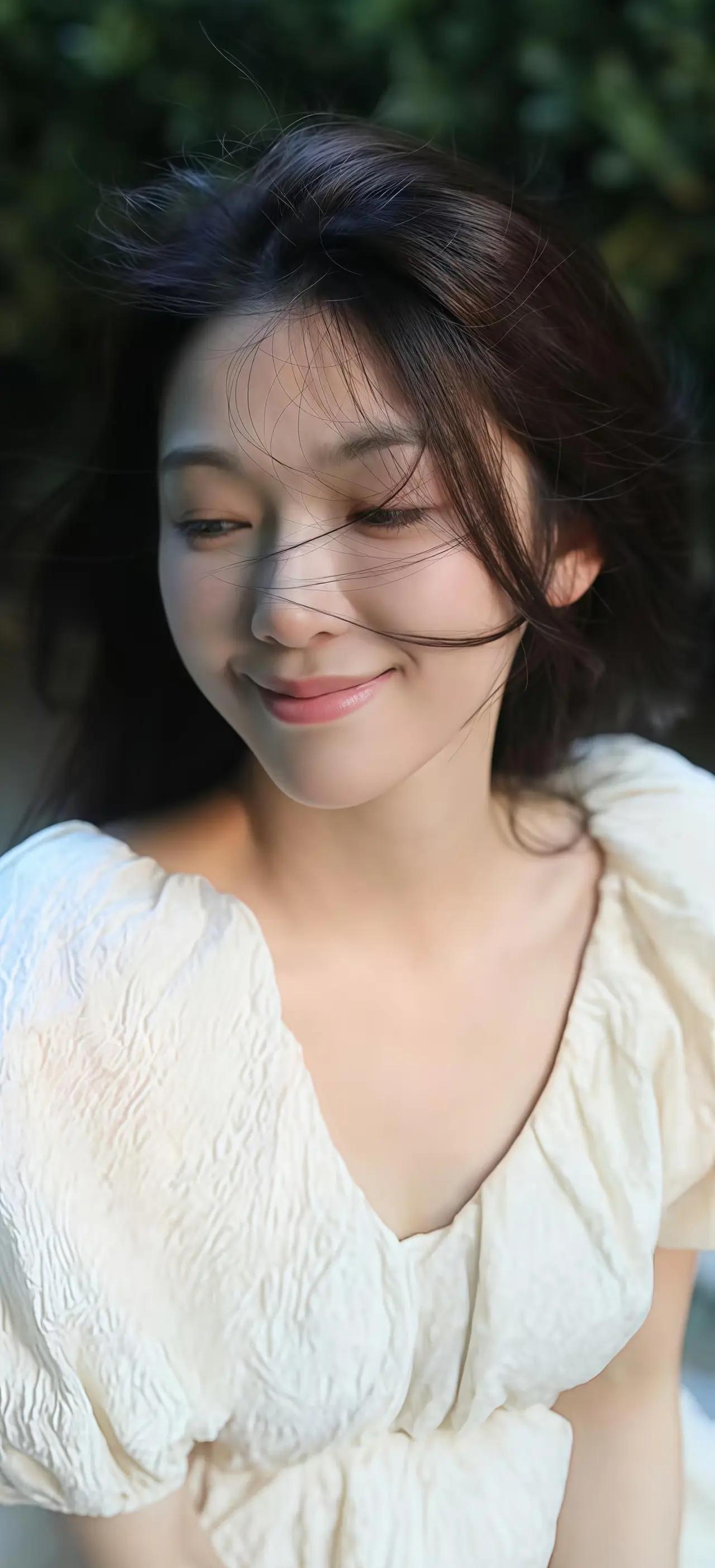 风吹发梢动，笑靥如花绽。