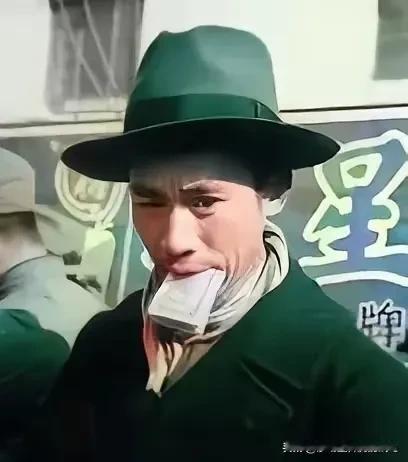 1949年的上海，赫赫有名的商人丁永福，把自家的洋房全卖了，换成了美金。旁人都说