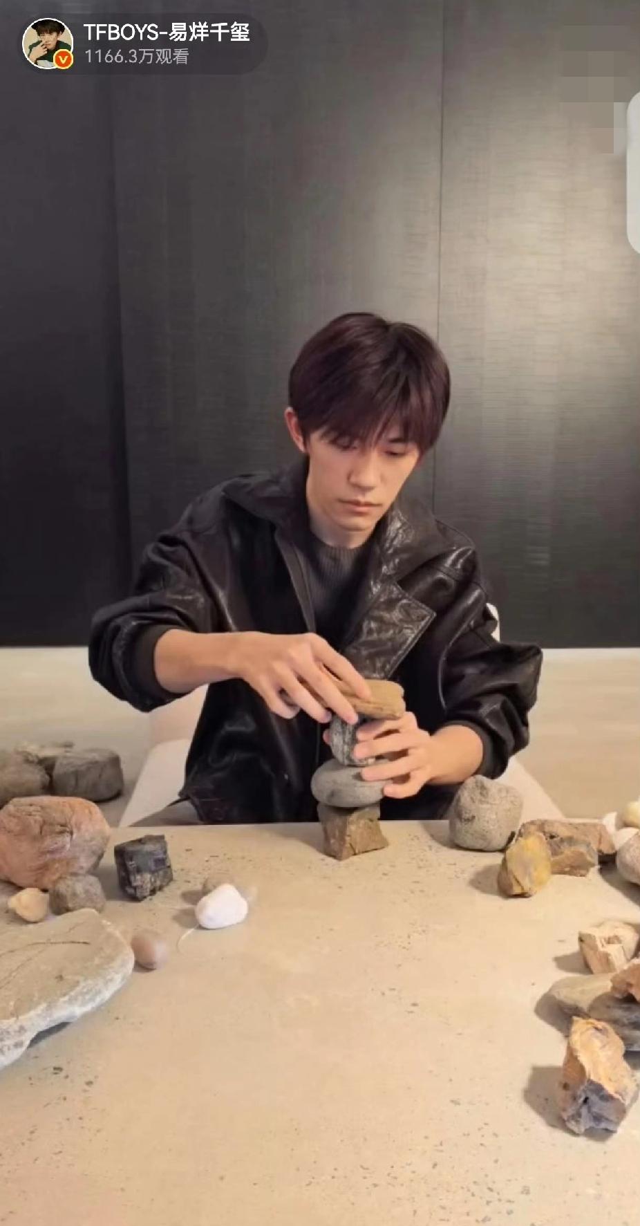 看明白了，
易烊千玺这孩子今天是在玩行为艺术，谁说直播一定要聊天的，还有人直播睡
