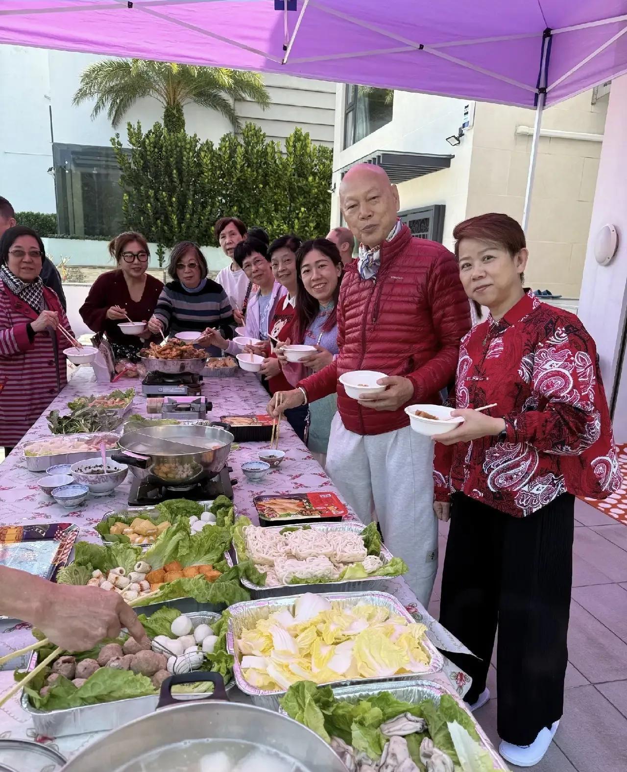 看到汪明荃大年初二用一次性碗筷请客，我真想骂她。
直到我看见她家厨房里，三位工人