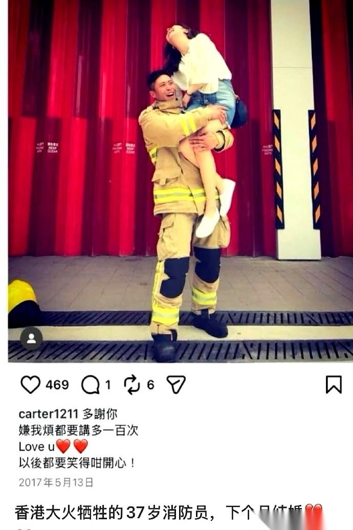 “我好想好想可以再托住你的双手。”
看到这句话的时候，我正挤在晚高峰的地铁里，眼