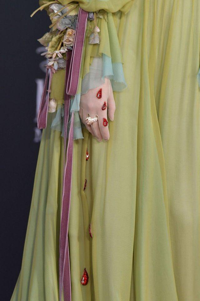 近年来，我最喜欢的红毯造型之一：埃勒·范宁（Elle Fanning）在电影首映