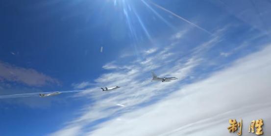 美国死命折腾了六十多年都没搞定的空射弹道导弹，咱们轰-6N挂上“惊雷-1”就给办