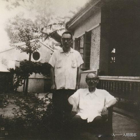 张闻天同侄儿张昌麟在肇庆住处(1974)。