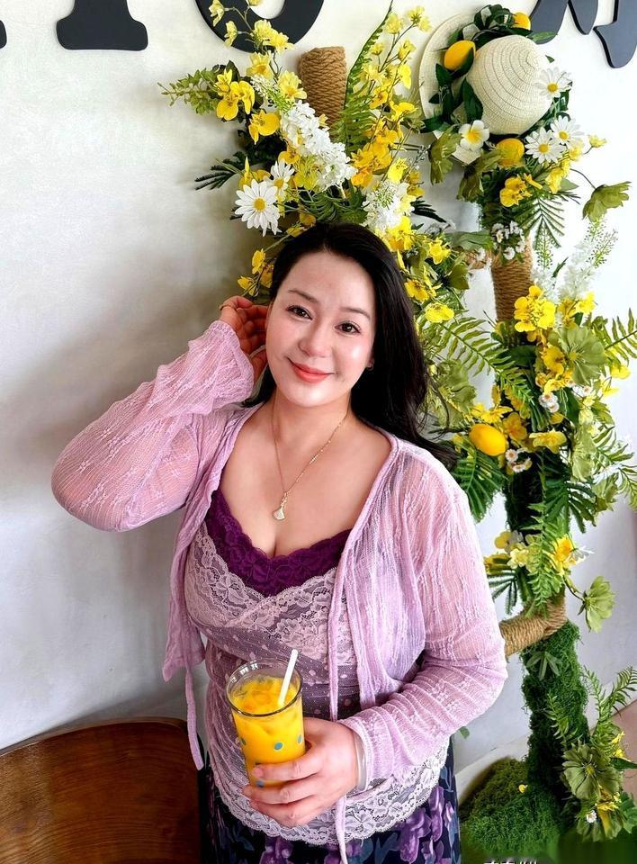 一个50多岁的人一天不落地锻炼身体。
出去转个几天，回来照样腰酸腿疼得连着歇好几