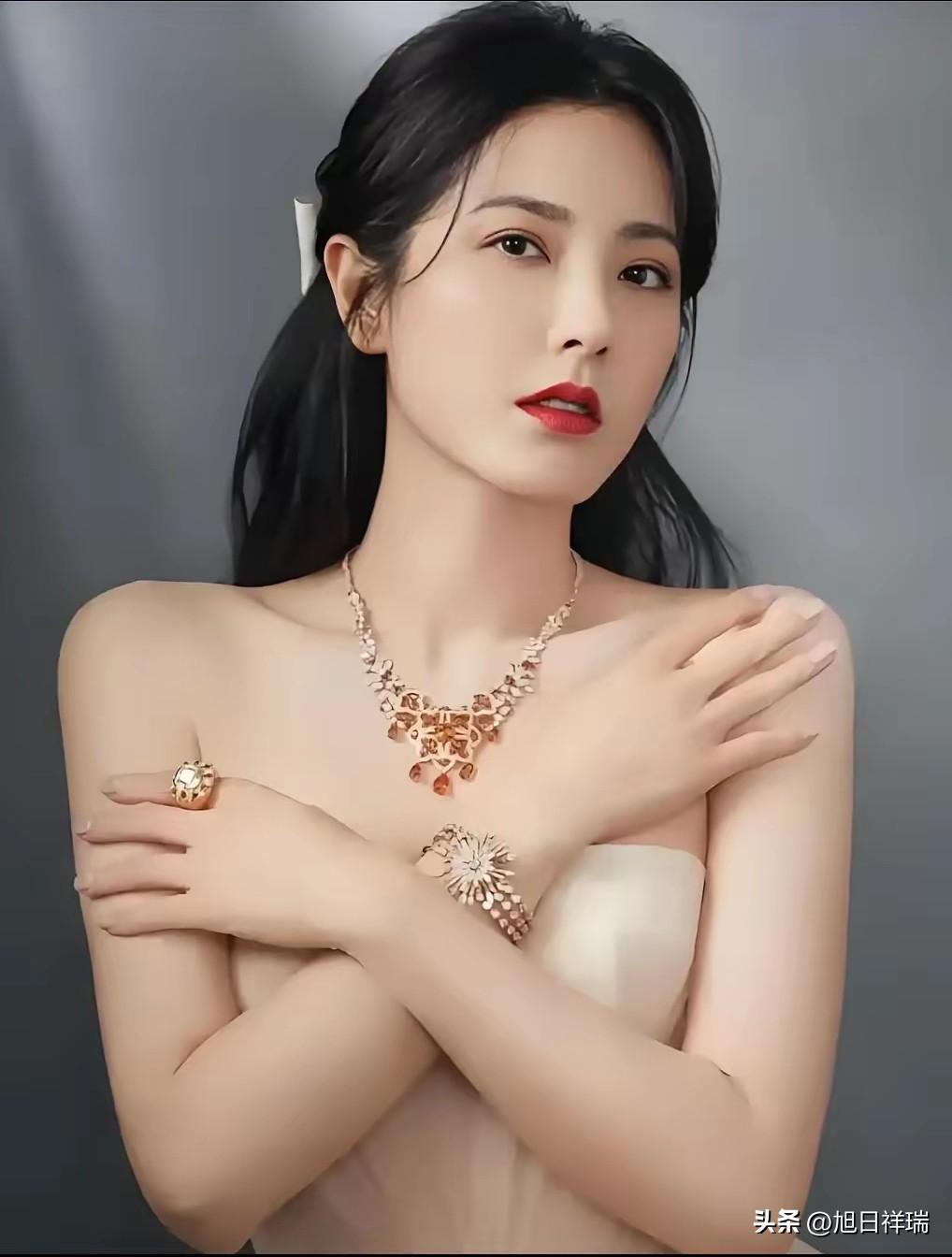 活明白了！49岁曾黎没结婚没生娃，却被拍到带着导演男友和80岁母亲一起逛菜市场，