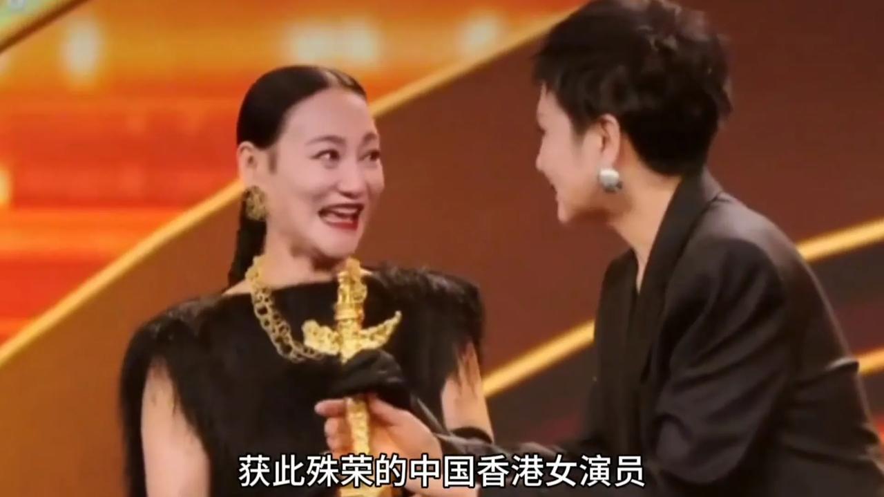 惠英红斩获华表奖：65岁活成了自己的女王
 
近日，65岁的惠英红收到一份惊喜，