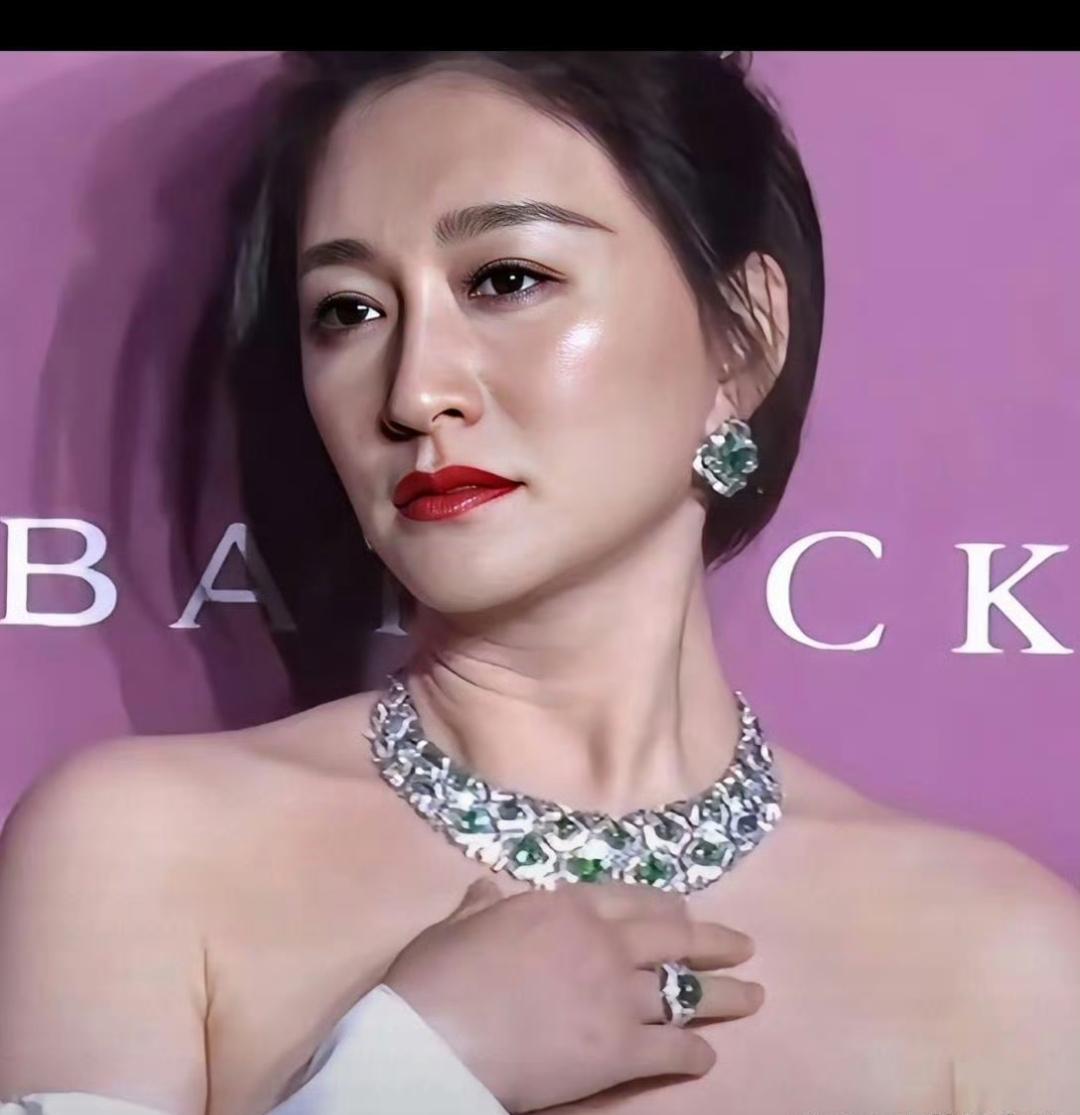 不老女神只是在电视剧里或者综艺里，在普通人的镜头里也是不堪一击的!化妆再浓也遮不