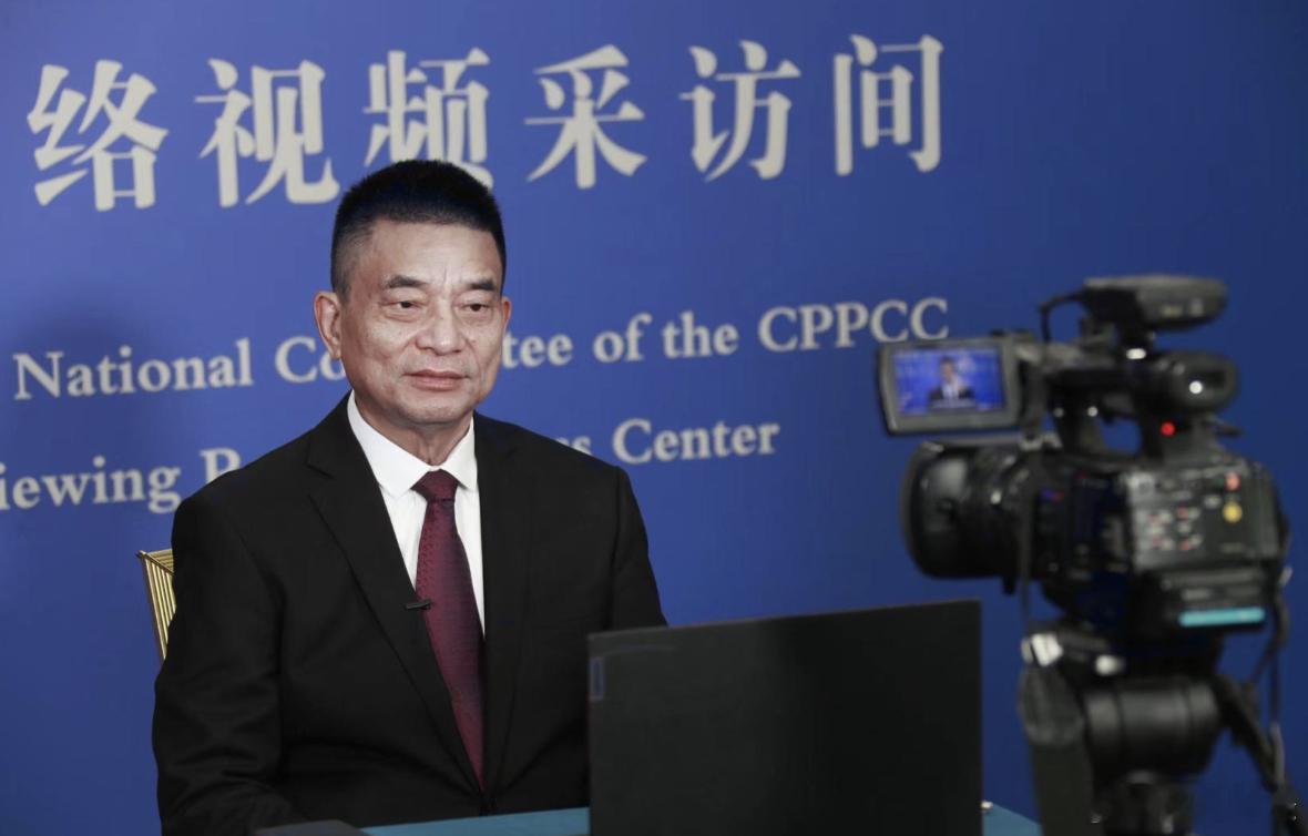 在新希望财务压力大的情况下，为何刘永好还要毅然增持民生银行？目前媒体的解读普遍是