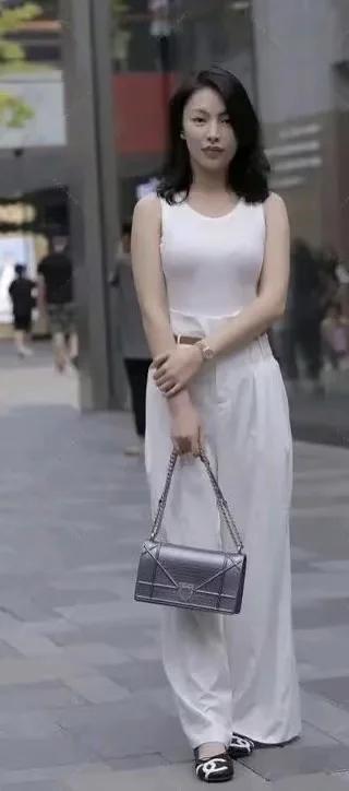 见过世面的女人不相信男人， 见过世面的男人不缺女人。