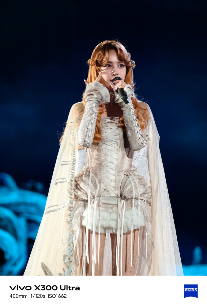 奔赴蔡依林的演唱会，是奔赴一代人的青春共鸣。她的歌声藏着成长心事，《倒带》里藏着