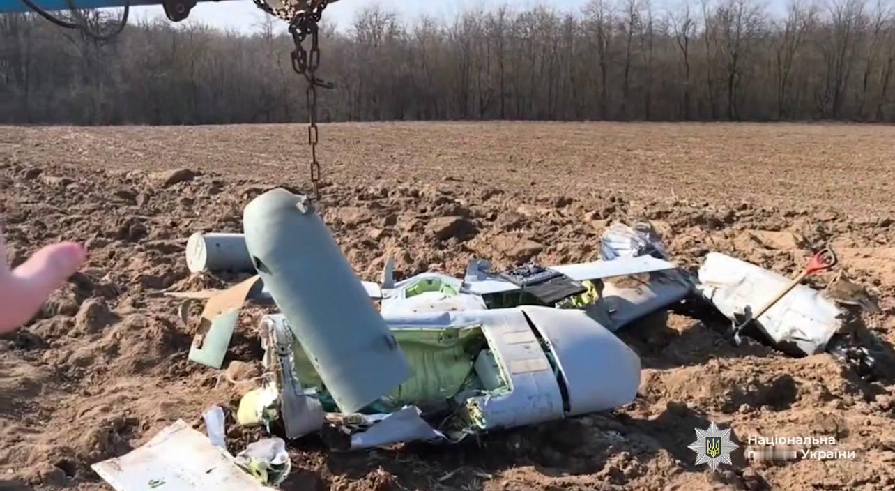 俄乌局势新进展 乌克兰国家警察拆弹部队在野外处理一枚被击落的俄军Kh-101巡航