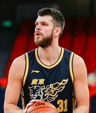 广东男篮官宣：拉科塞维奇已正式完成注册萨姆纳因伤康复中，无法继续征战，这下广东队