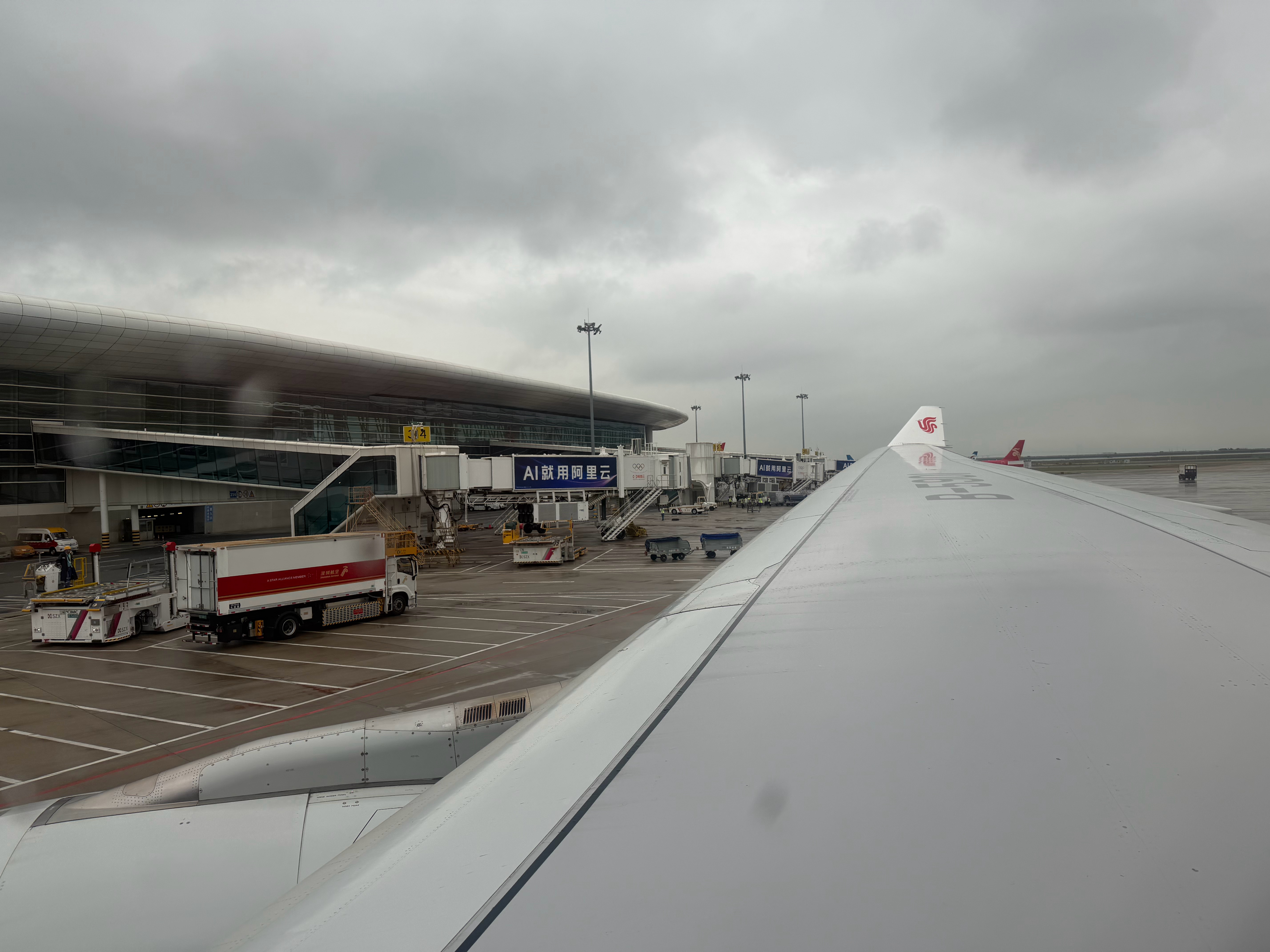 飞不了就这么干等着，APU 打开保持空调运转，太浪费燃油了，为啥接地面电源带不动