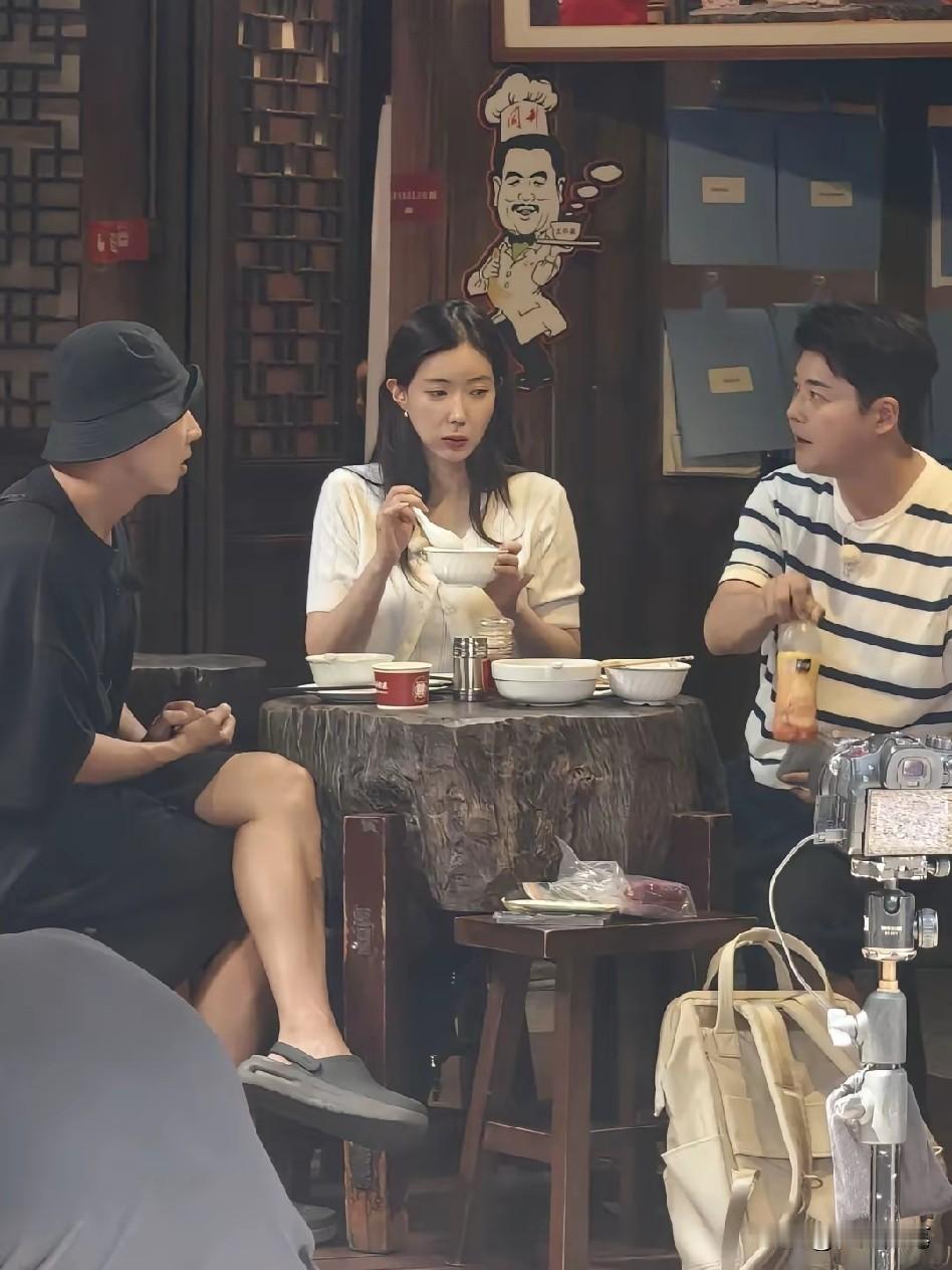 中间这颜值条件起码也是个网红。