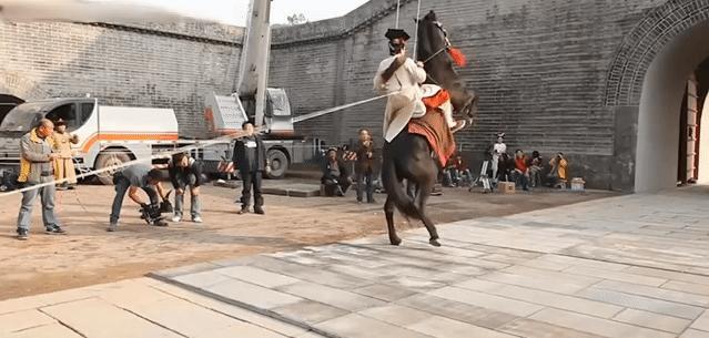 原来赵丽颖腰伤是这么来的，直接痛到起不来，至今都有后遗症。 ​​​