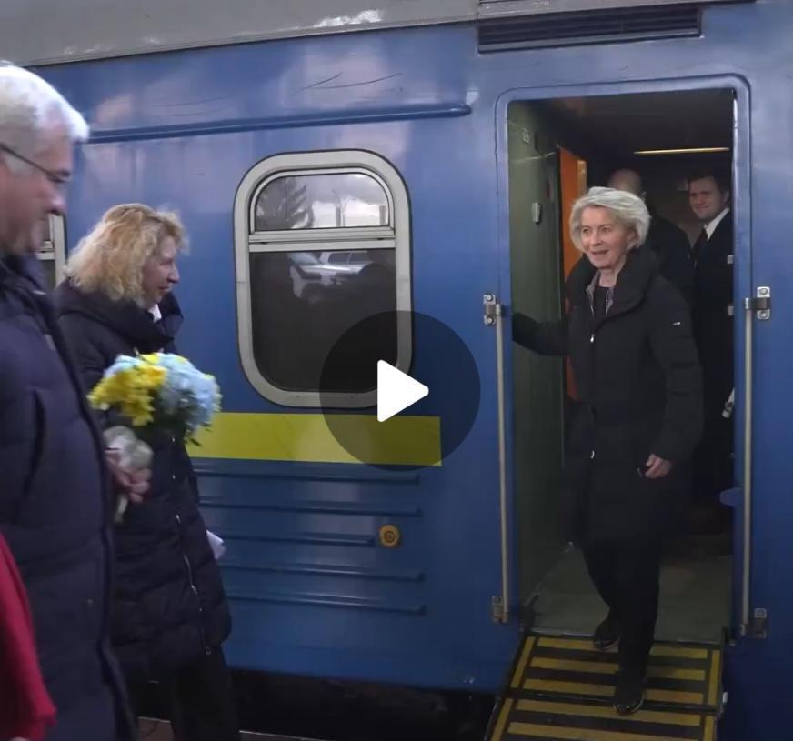 “和平必须按照乌克兰的条件实现”：冯德莱恩在俄乌战争四周年之际抵达基辅。

“这