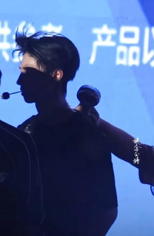 超高强度工作行程后深夜彩排 素颜生图封神