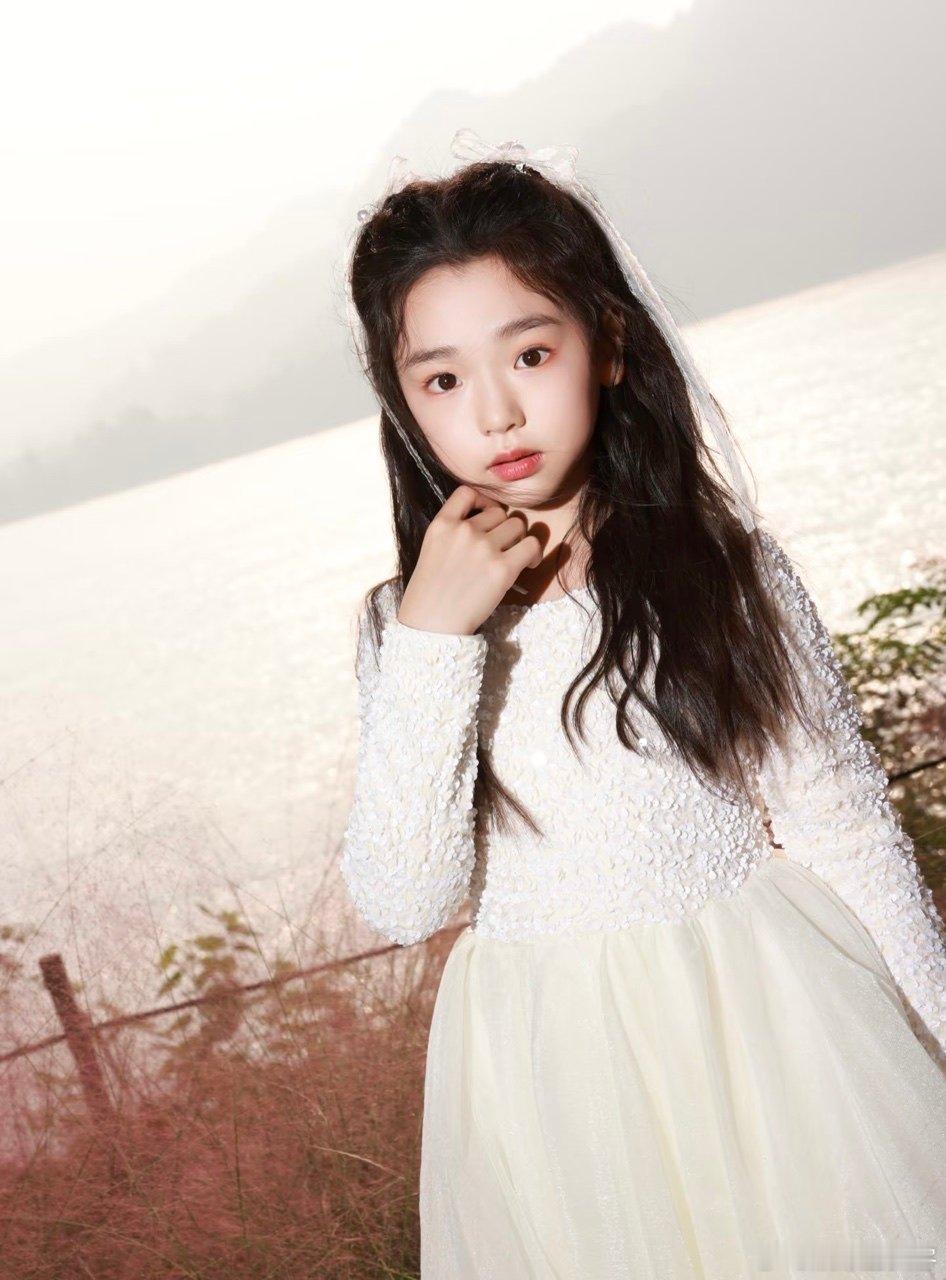 小酒窝的劈叉超利落，旋转轻盈又灵动，每一个舞姿都透着扎实功底，自信发光太圈粉！ 