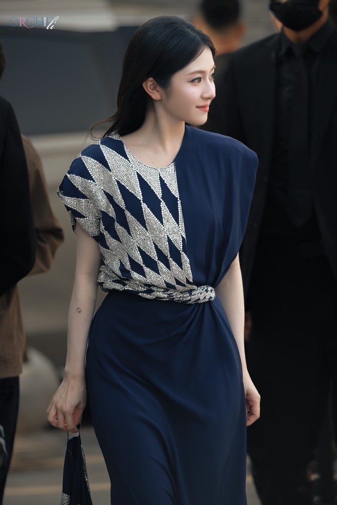 李兰迪蓝色高定好大气李兰迪蓝色高定造型一袭蓝裙勾勒身形，优雅与气场完美融合 