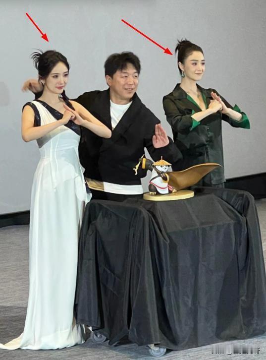 看得出来，蒋欣并没有比杨幂胖多少，奈何吃了大骨架的亏，给人的感觉就特别显壮。