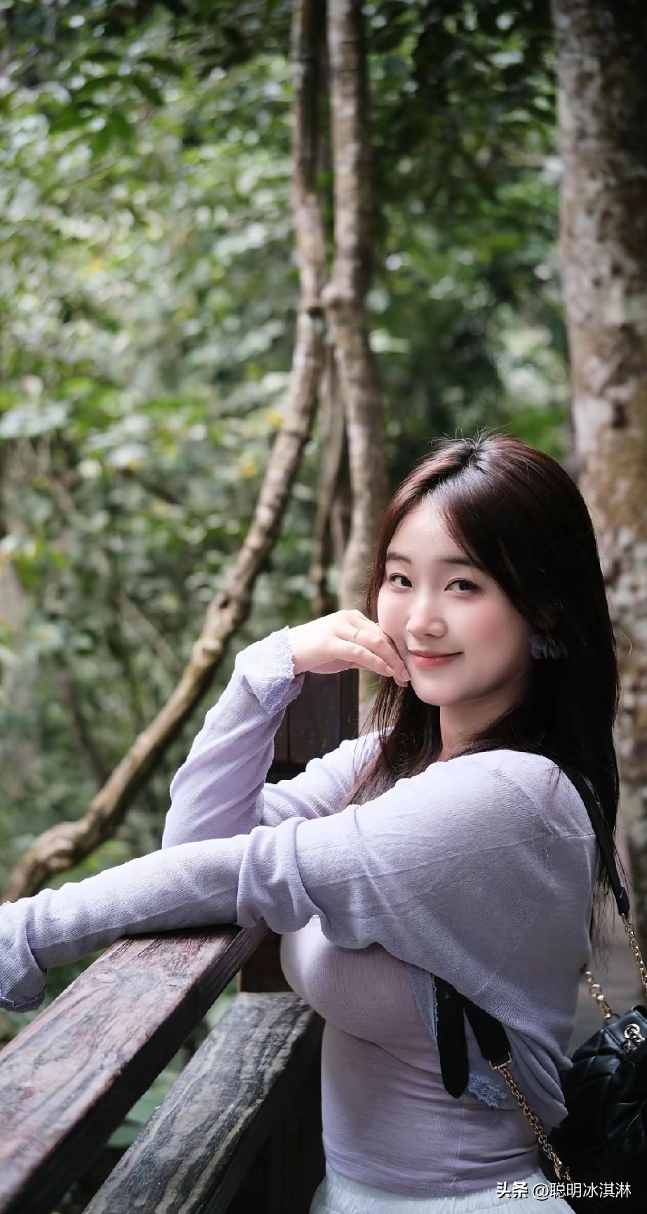 森林中的甜美少女，微笑着倚靠栏杆，仿佛置身童话世界。