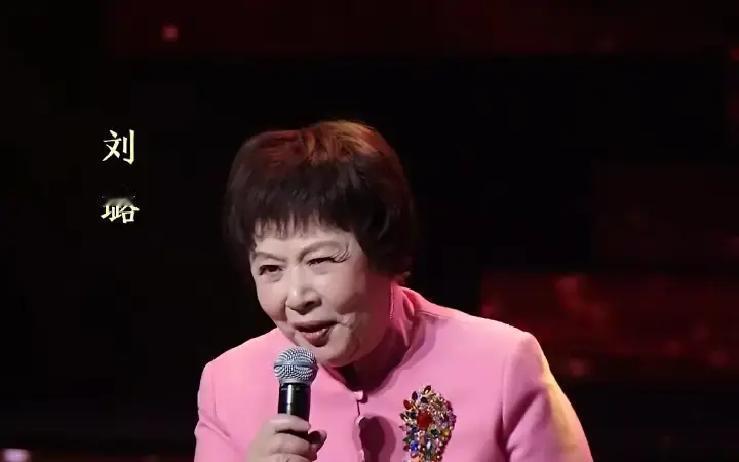 刘璐从退休后，把户口迁回东北老家，在郊区买了套带院子的小平房。

每天五点起床扫