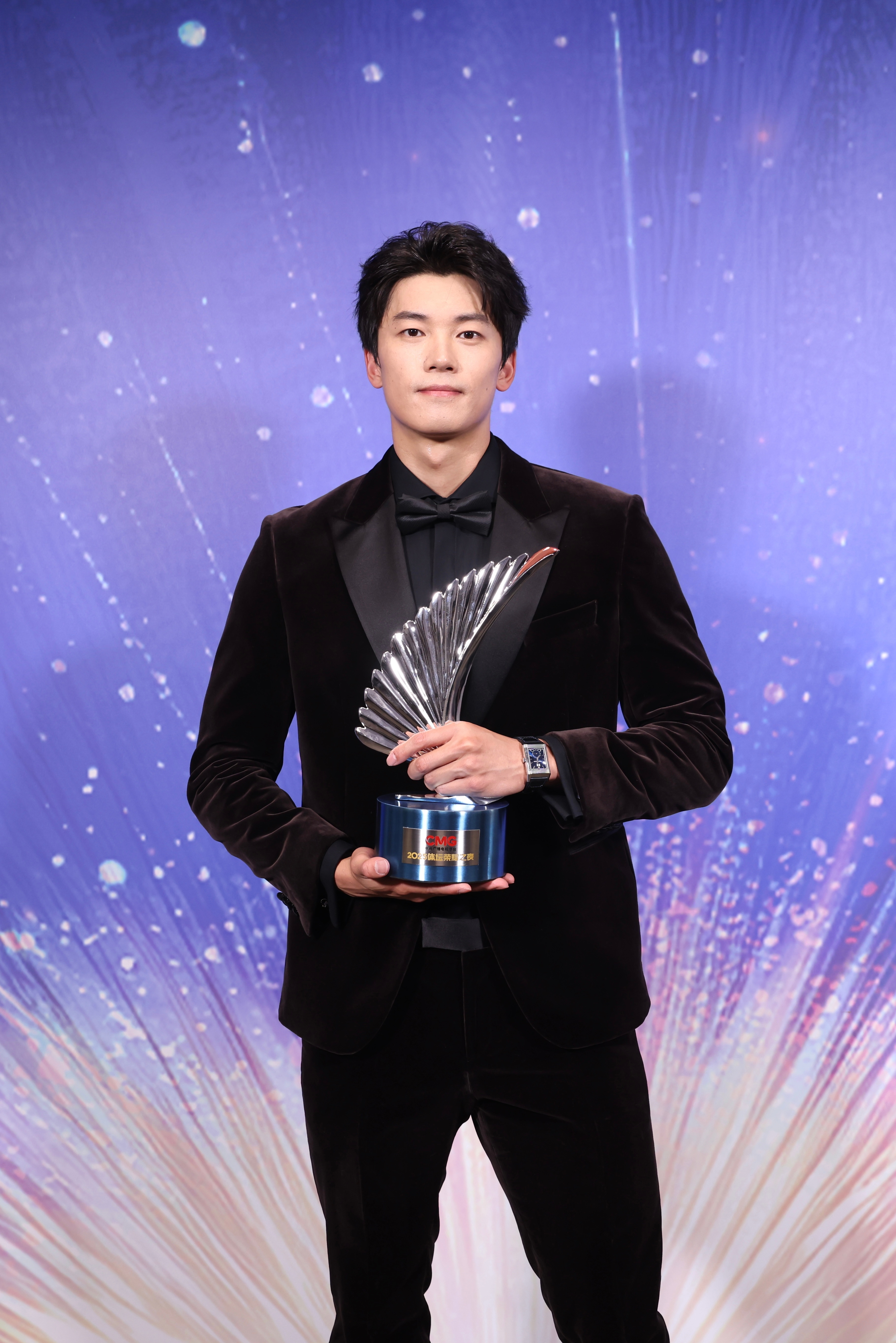 汪顺丝绒西装好权威 积家品牌挚友汪顺佩戴 Reverso Tribute Geo