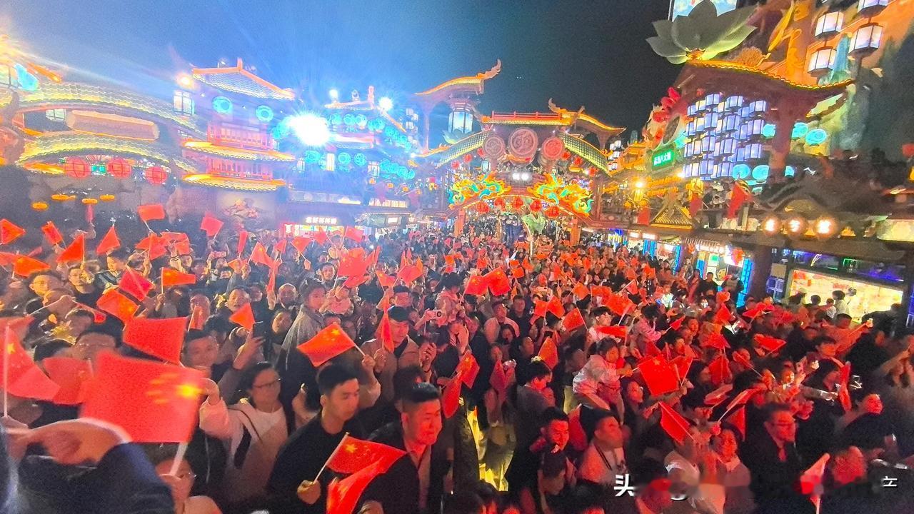 国庆假期期间，十月三日晚上，在青岛明月山海间特色文旅街区这座轻资产不夜城里，感受