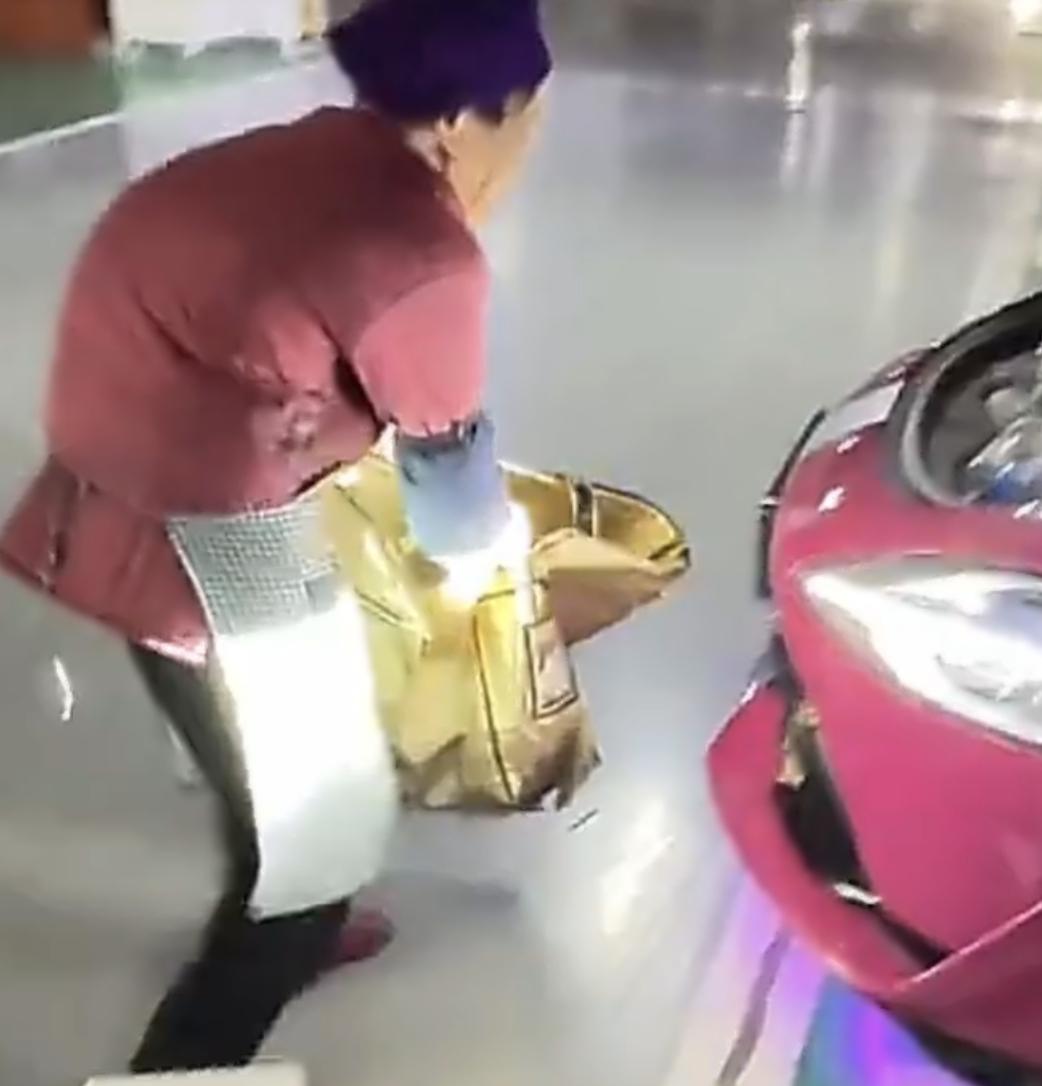 “本身就是一件小事，顺手而已！”
男子存了整整一前备箱的瓶子，
随缘免费送给重庆