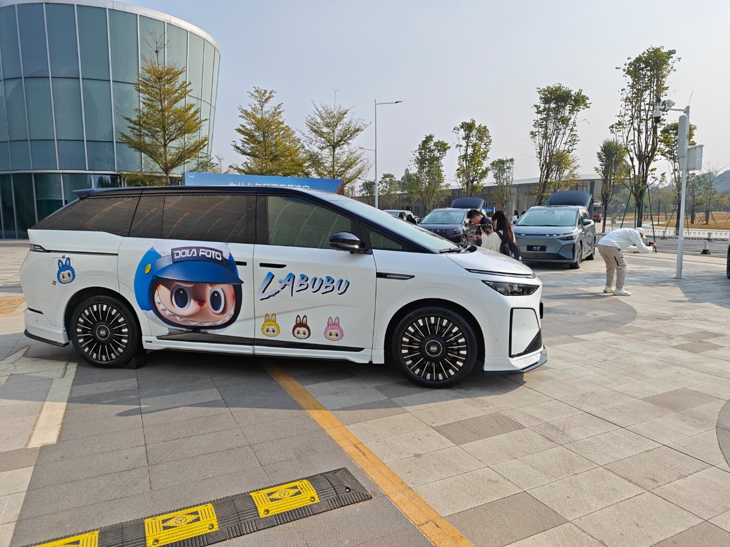 来小鹏的交流会啦~门口停了很多X9真实车主的车，这一辆改了后扩散器还有labub