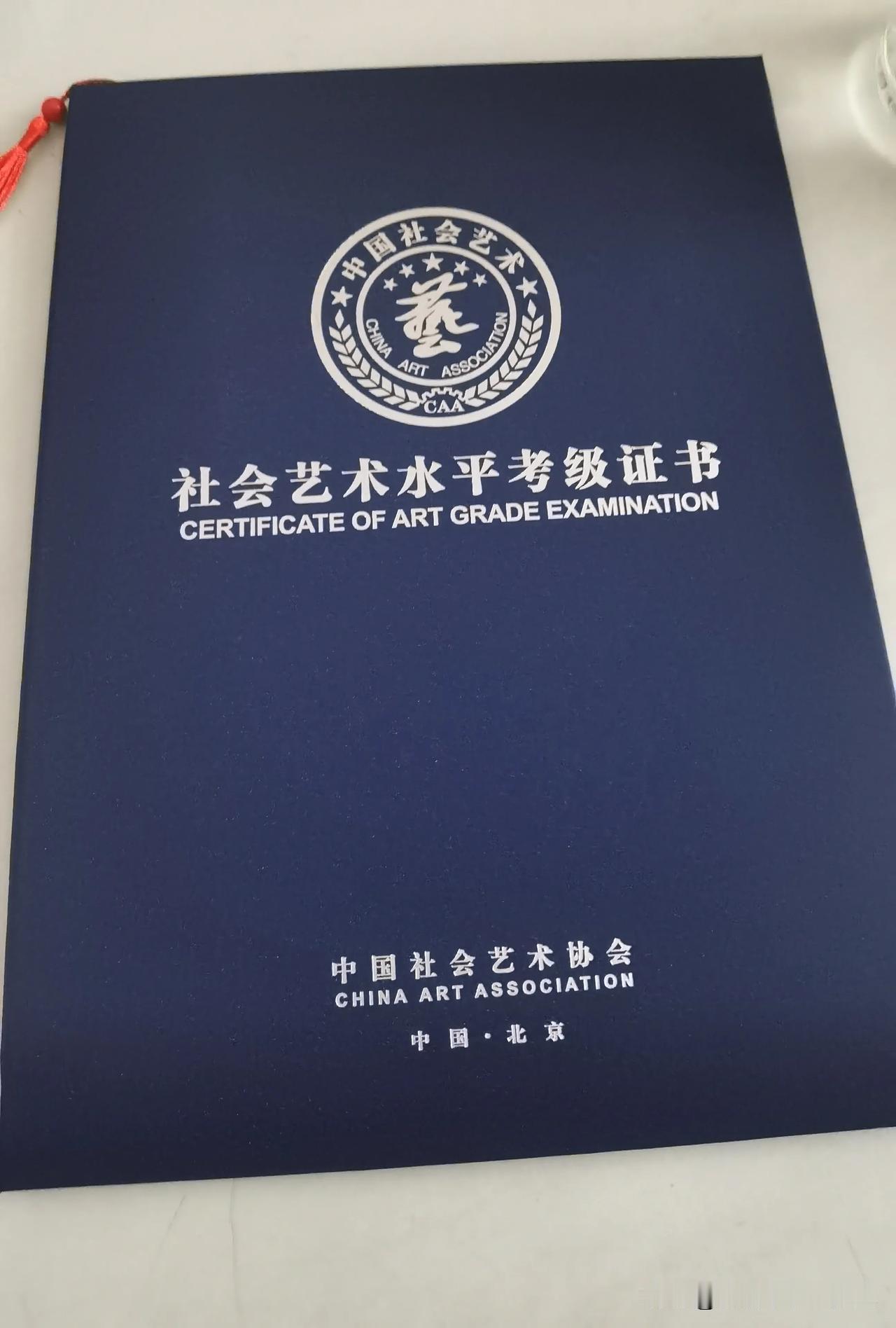 今天星期一，是暑假第一天孩子有作业。

孙子上午去美术班学习画画，决定老师很认真