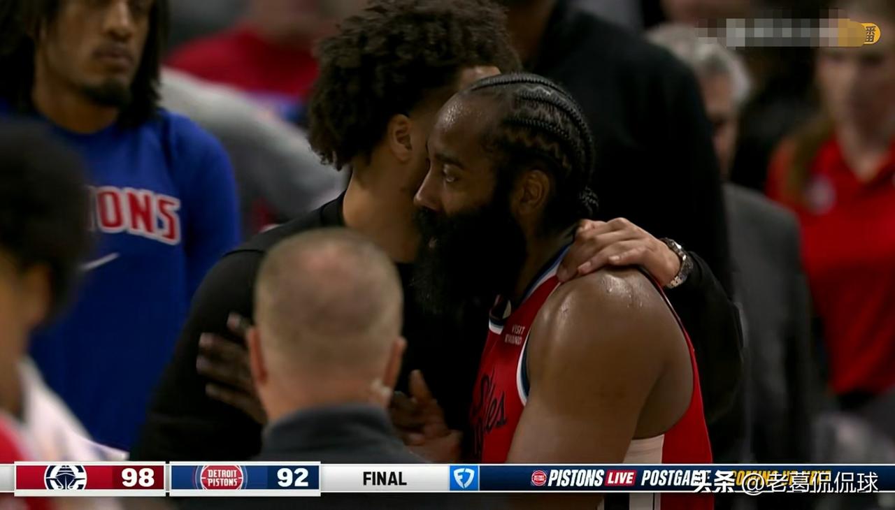 在今天快船客场以98：92击败活塞的赛后，发生了特别温馨的一幕。当比赛的终场哨声