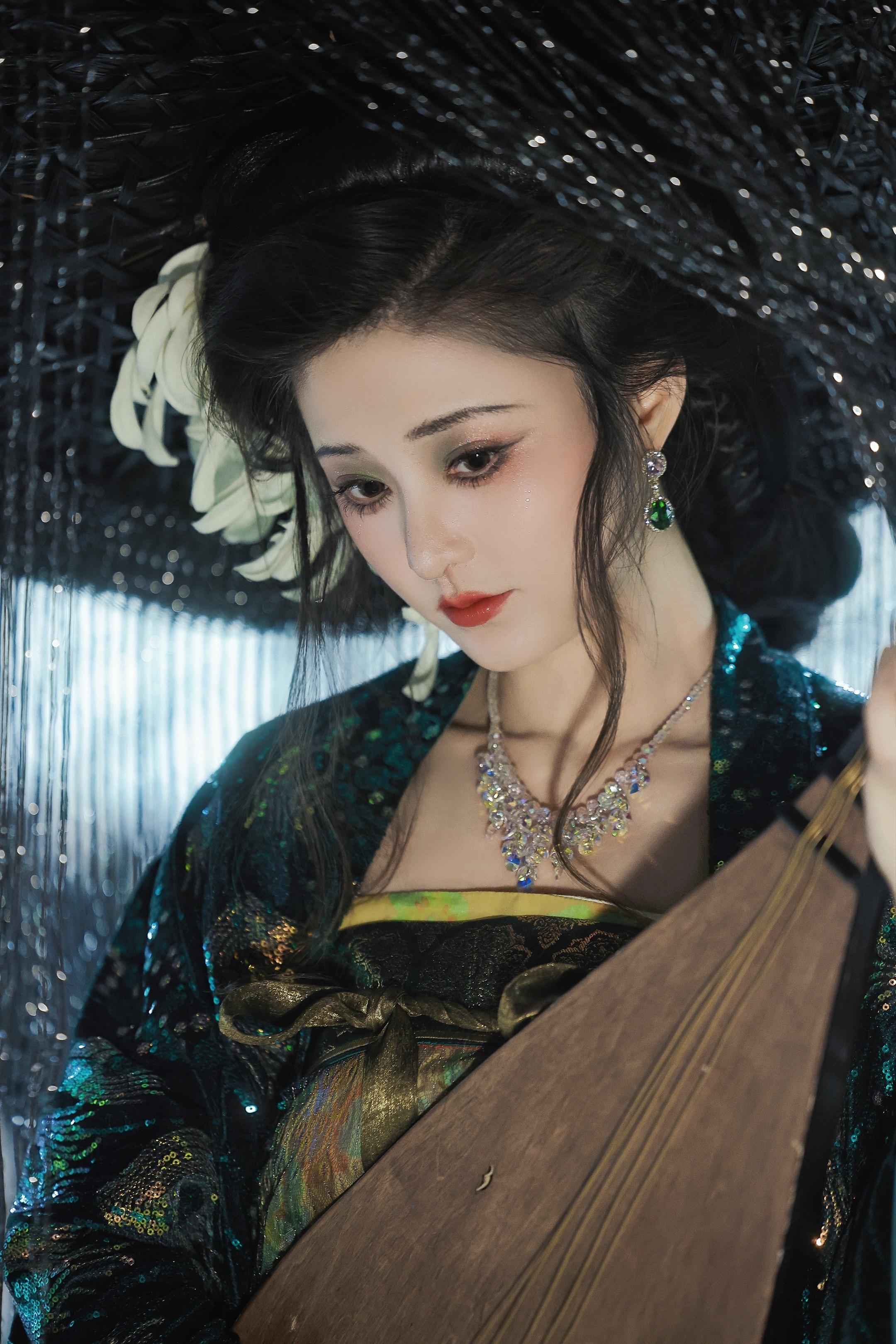 感我此言良久立。摄/后：我