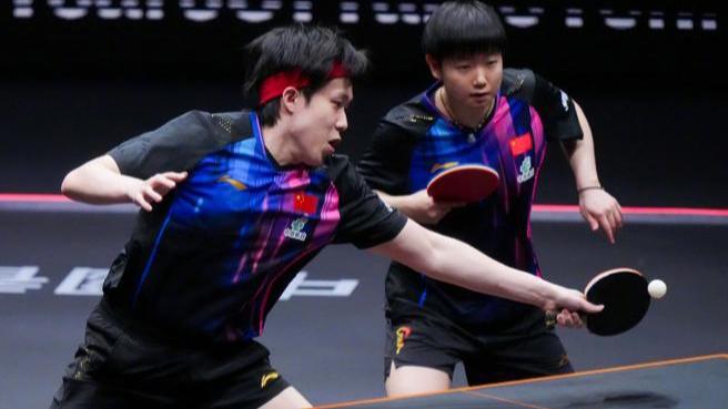 WTT香港总决赛混双决赛的舞台上，王楚钦与孙颖莎这对默契搭档在孙颖莎脚踝扭伤的情