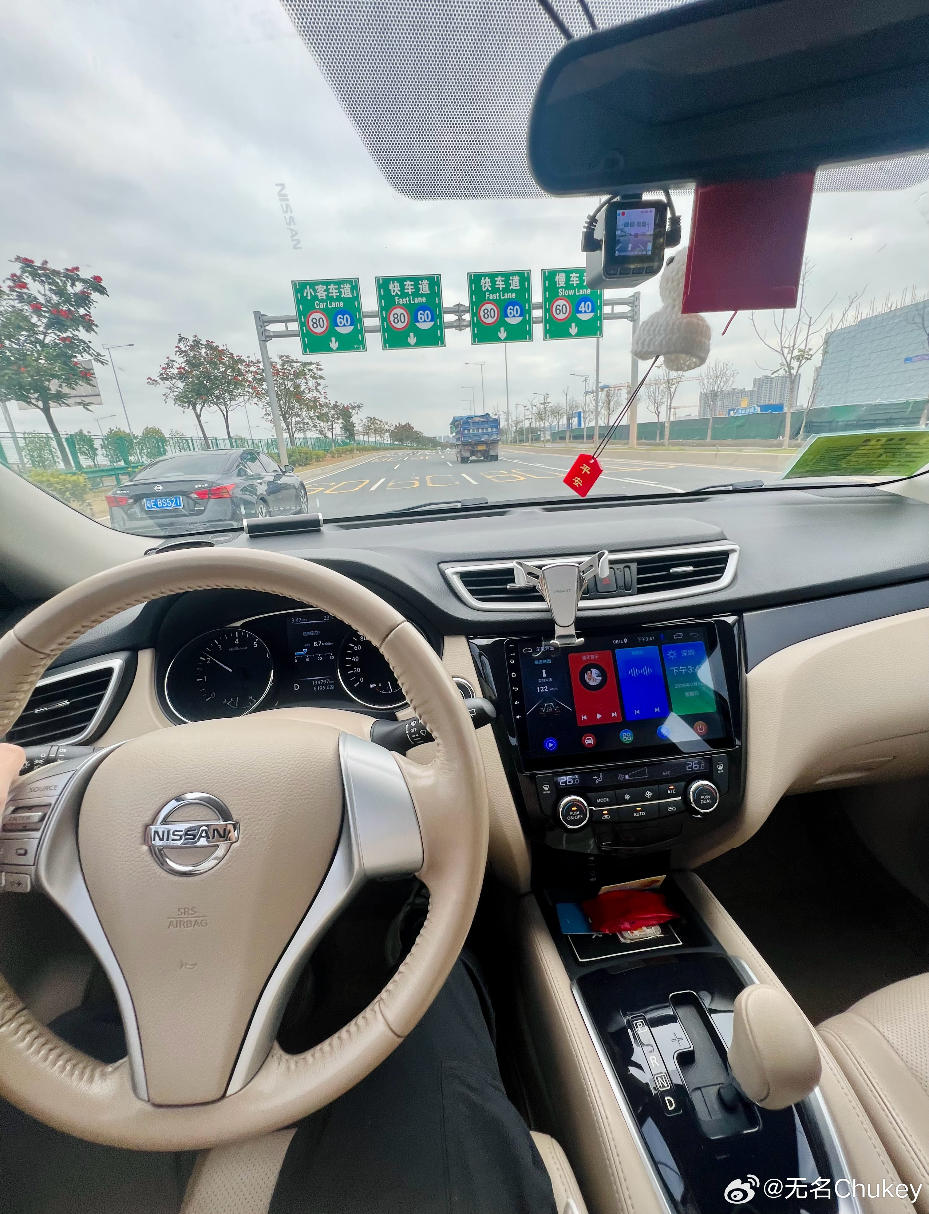 虽然平时开觉得T32这代奇骏的底盘硬不太舒服，不过有一说一，在南大干线这种抛跳起