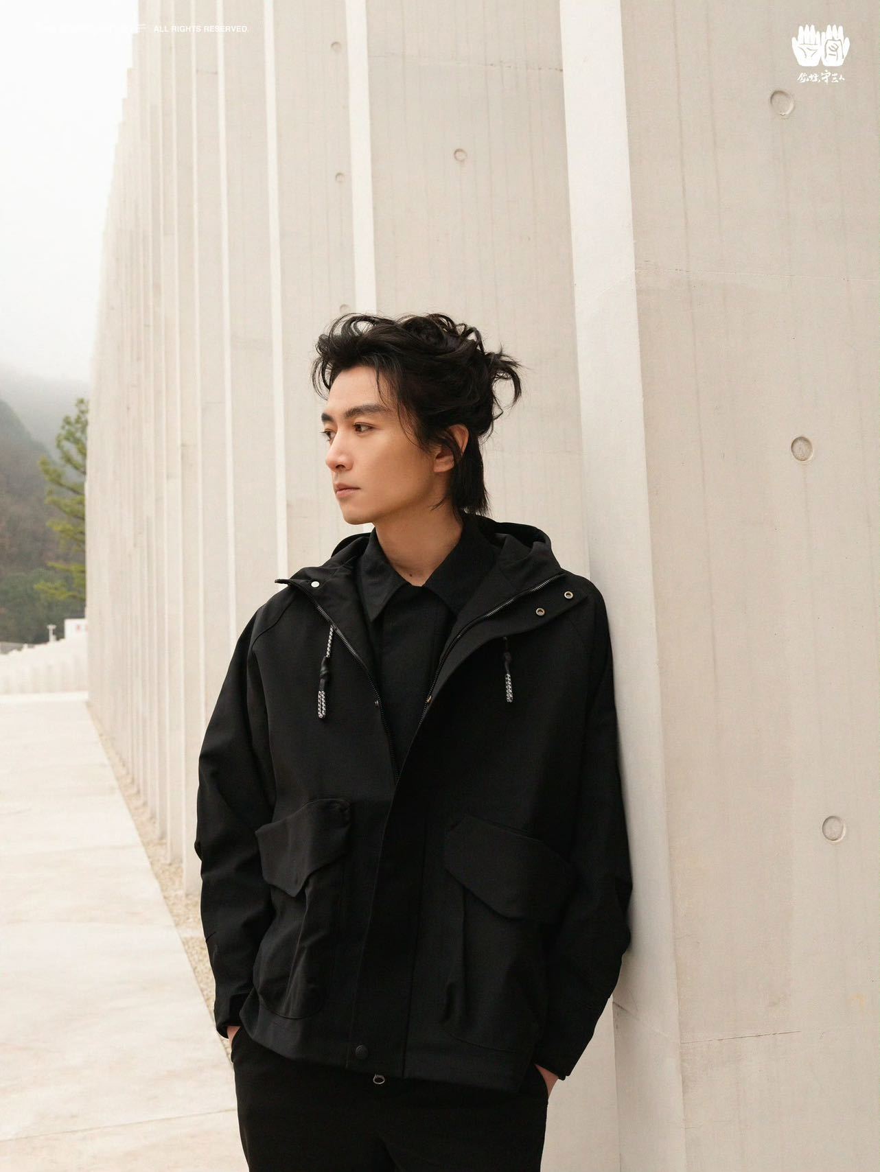 陈晓 是穿啥都自带三分贵气三分潇洒四分儒雅沉静吧！这种气质不跟几个高端大牌合作我