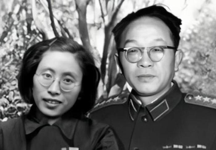 1941年，黄克诚迎娶23岁的女学生唐棣华，结婚前，黄克诚对她说：“你不能因为男