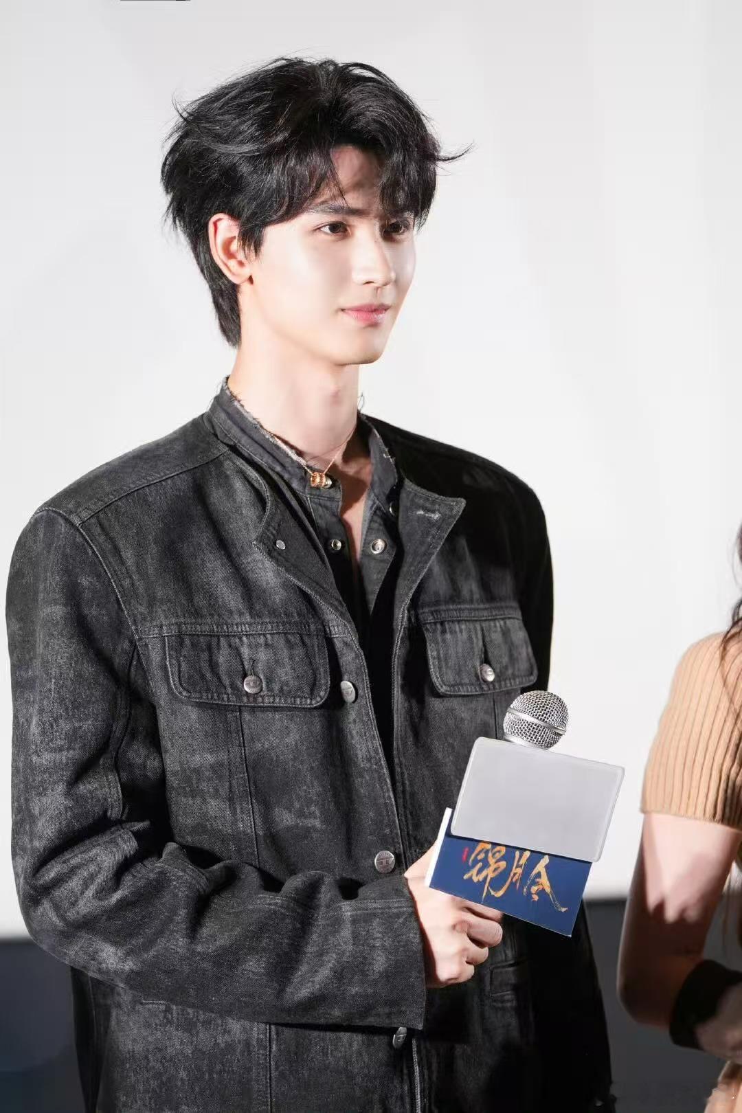 哈妮克孜黄俊捷chuo柠檬叉在《锦月令》的舞蹈展示中，哈妮克孜与黄俊捷的表现既有