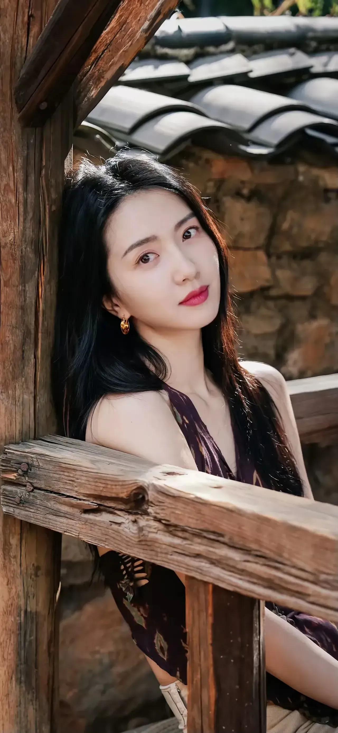 #一句话形容夏日生活#
许府娇娘美如仙；
龄光溢彩映娇颜。
月洒银辉舞翩翩， 
