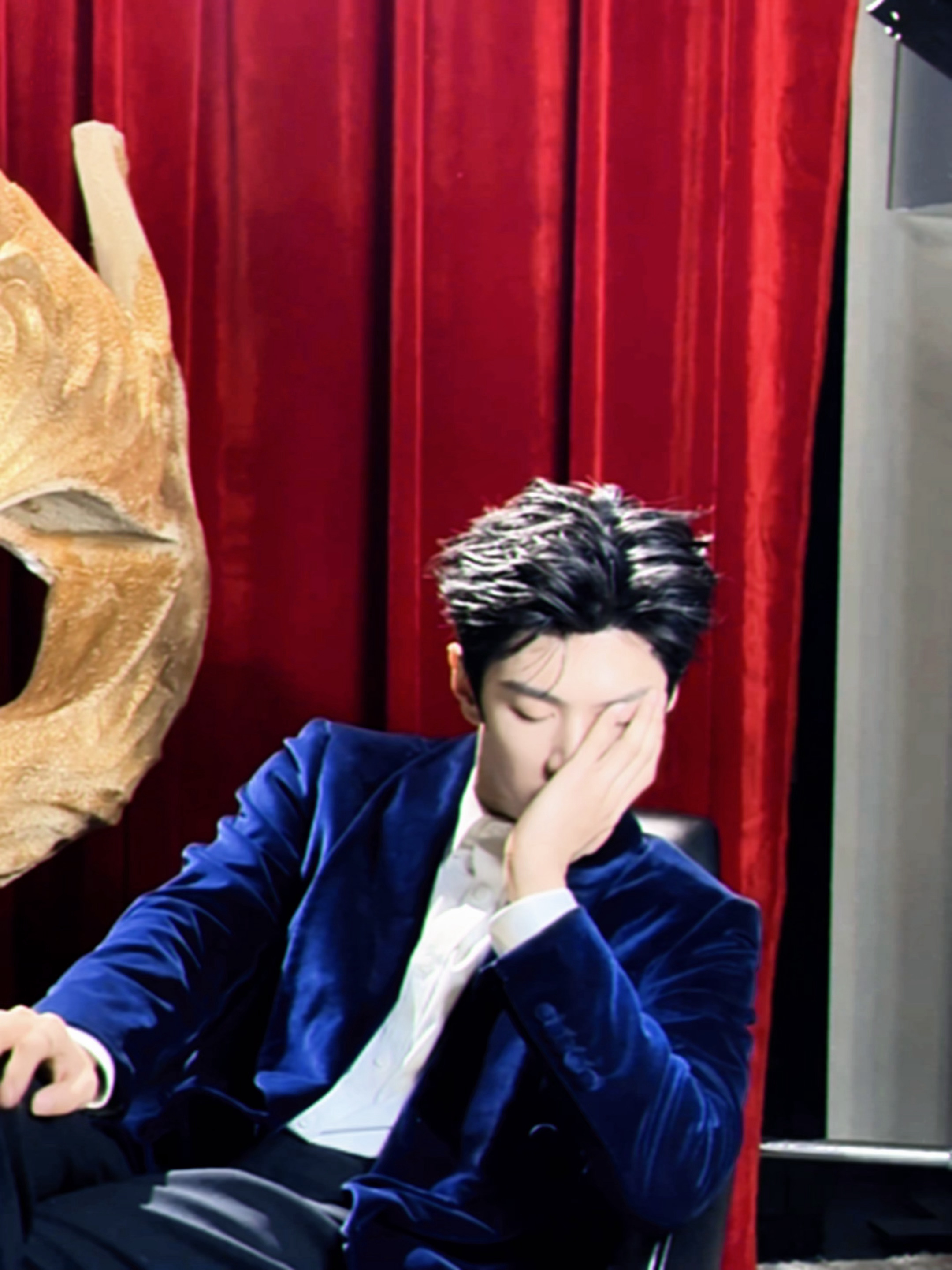 远国王子驾到陈哲远深蓝色丝绒西装造型