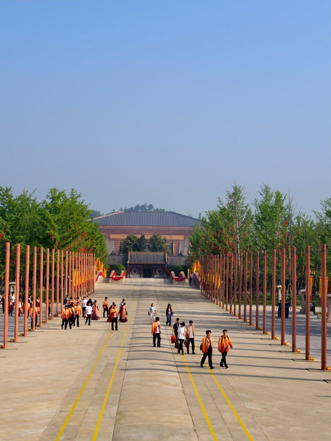 在河南郑州礼遇文化传承之脉新郑，居天地之中，据《竹书纪年》记载，这里就是黄帝建都